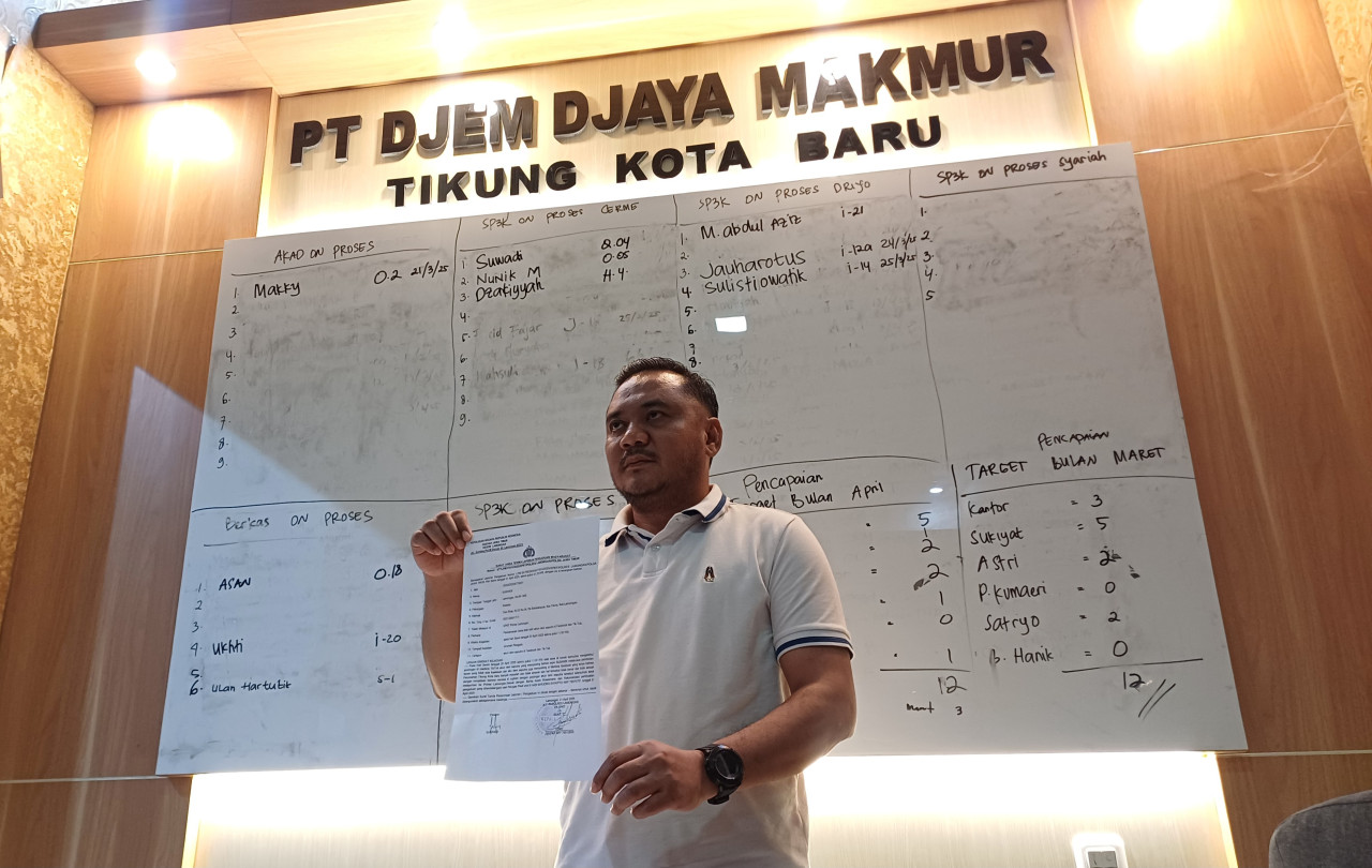 Pengusaha properti TKB, Subandi saat menunjukan laporan polisi terkait fitnah di medsos. (Foto : Adyad Ammy Iffansah/jatimnow.com)