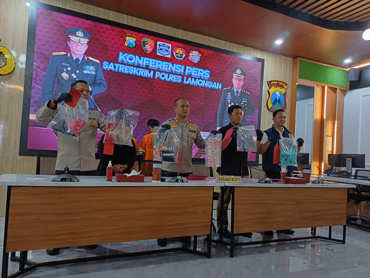 Rilis ungkap kasus TPPO Satreskrim Polres Lamongan. (Foto : Adyad Ammy Iffansah/jatimnow.com)
