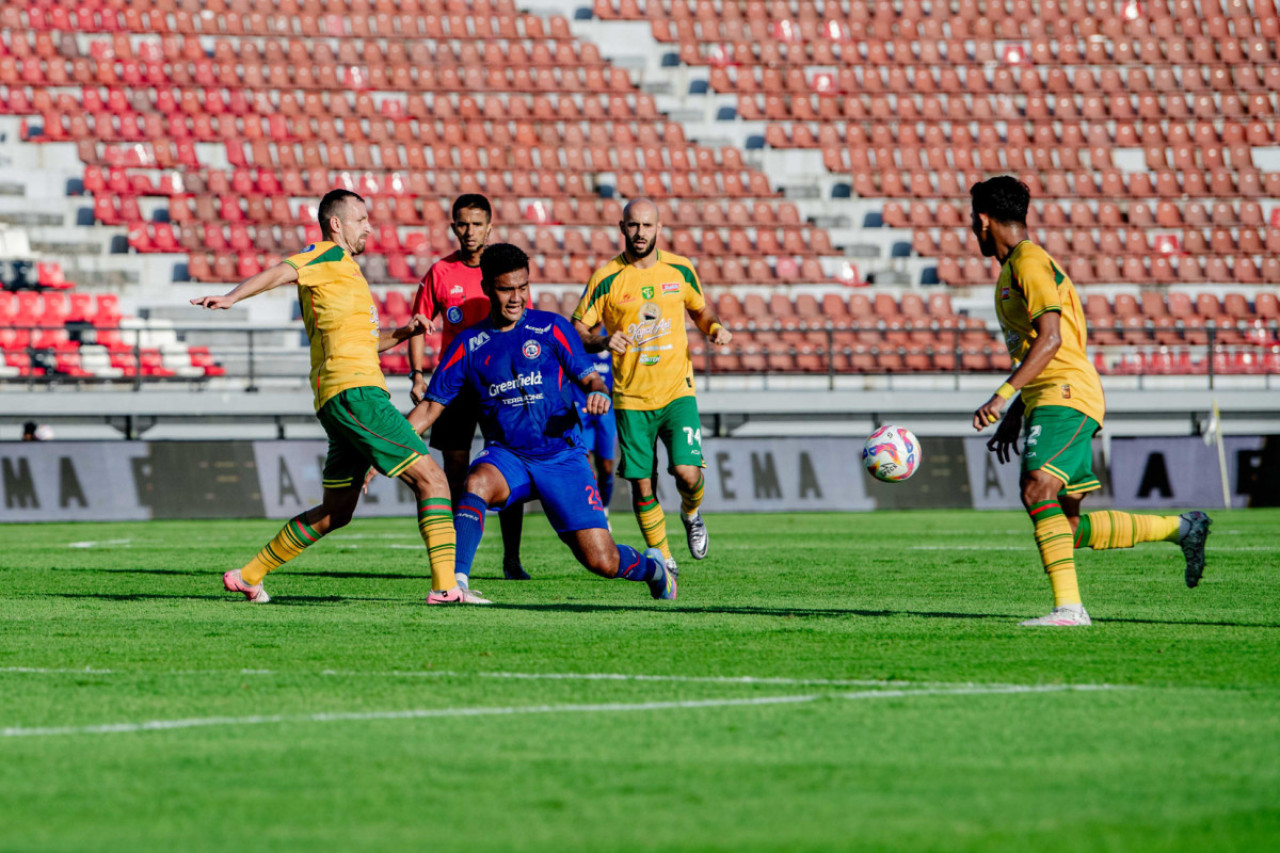Arema Gagal Menang, Persebaya Tertahan di Peringkat 3