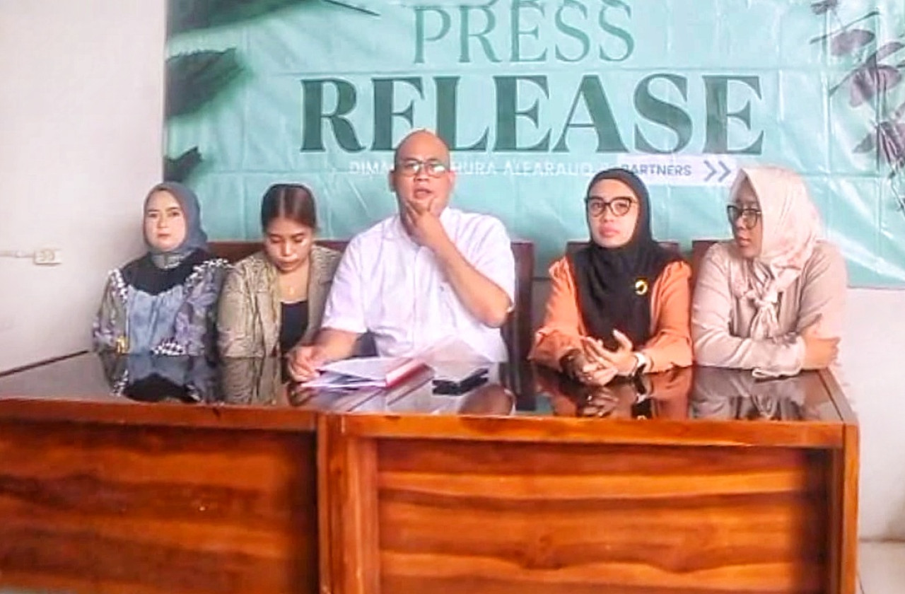 Dimas Yemahura Al Farauq bersama para korban arisan bodong dengan total kerugian mencapai ratusan juta rupiah. (Foto: Ahaddiini HM/jatimnow.com)