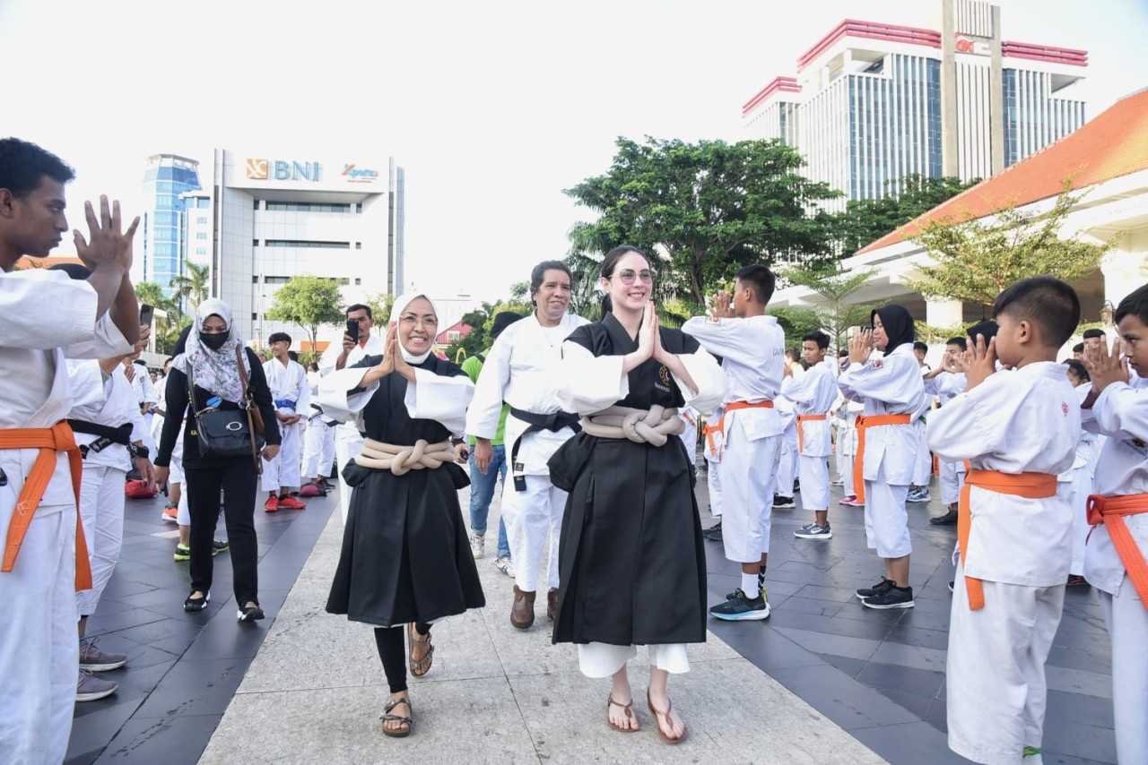 Arumi Bachsin bersama para atlet kempo. (Foto: Kominfo Pemkab Tuban for jatimnow.com)