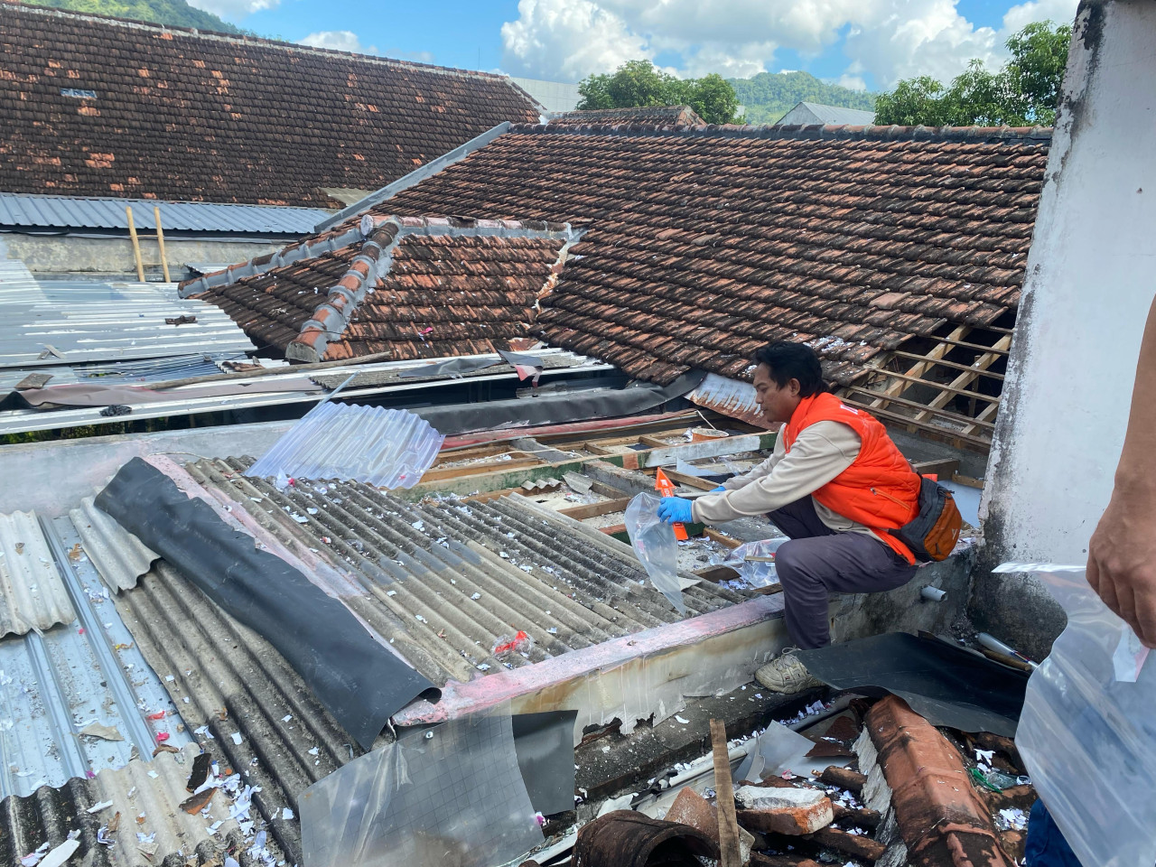 Polisi lakukan olah TKP di lokasi kejadian. (Foto: Bramanta Pamungkas/jatimnow.com)
