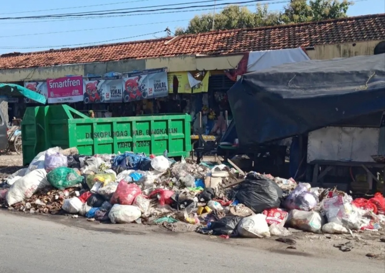 Sampah di sejumlah pasar tradisional yang menumpuk. (Foto: Fathor Rahman for jatimnow.com)