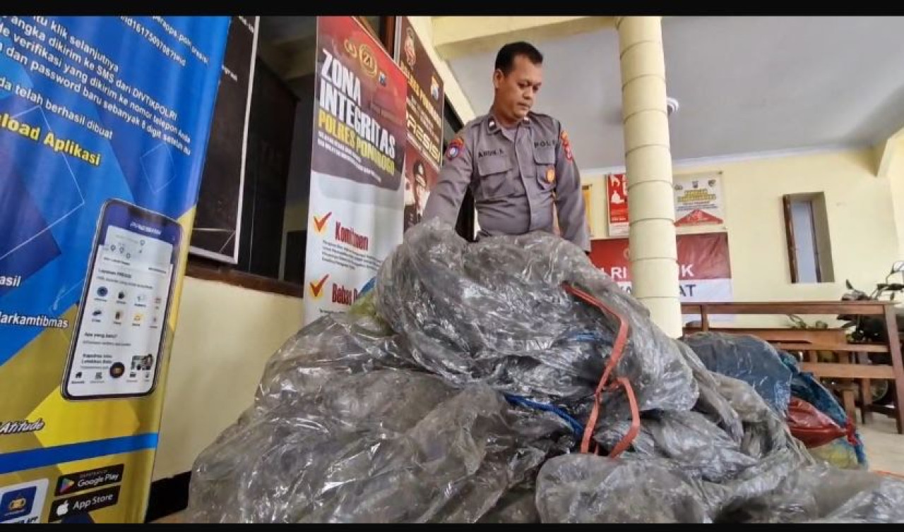 Balon udara diamankan Polsek Sampung Ponorogo. (Foto: Ahmad Fauzani/jatimnow.com)