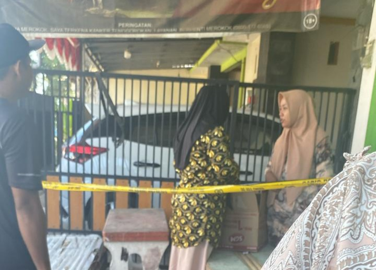 Lokasi bayi yang dibuang di rumah warga di Ajung Jember (Foto: Sugianto/jatimnow.com)  Sumber: jatimnow.com https://jatimnow.com/baca-76623-penemuan-mayat-bayi-di-ajung-jember-hebohkan-warga