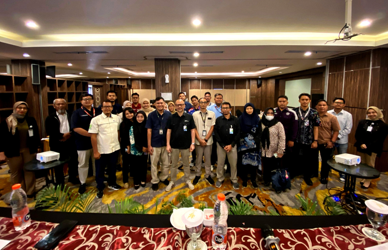 Kepala BPJS Ketenagakerjaan Gresik Bunyamin Najmi beserta 27 perwakilan perusahaan binaan BPJS-TK di acara sosialisasi Pencegahan Kecelakaan Kerja dan Penyakit Akibat Kerja berdasarkan Permenaker No 1 Tahun 2025. (Foto: Sahlul Fahmi/jatimnow.com)