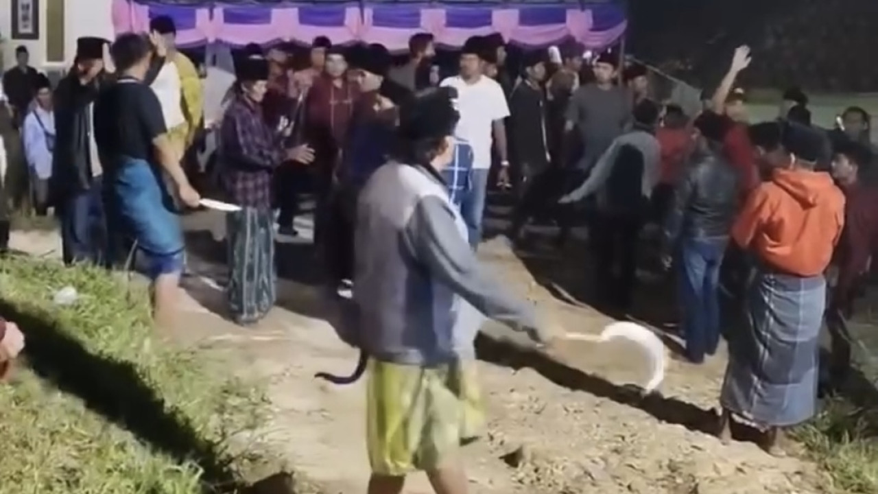 Tangkapan layar video viral diduga carok.