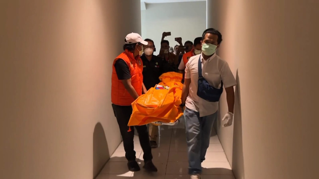 Polisi mengevakuasi jenazah korban dari kamar hotel. (Foto: Bramanta Pamungkas/jatimnow.com)