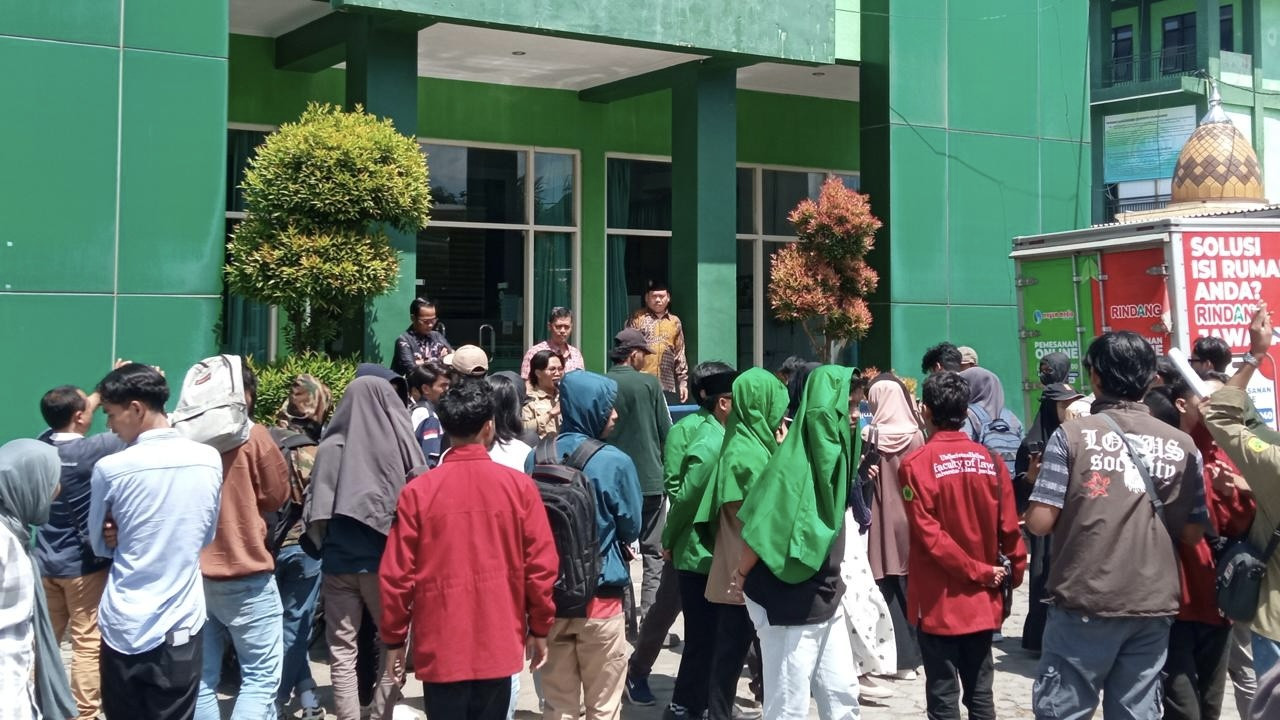 Puluhan mahasiswa demo depan kantor rektorat. (Foto: Sugianto/jatimnow.com)