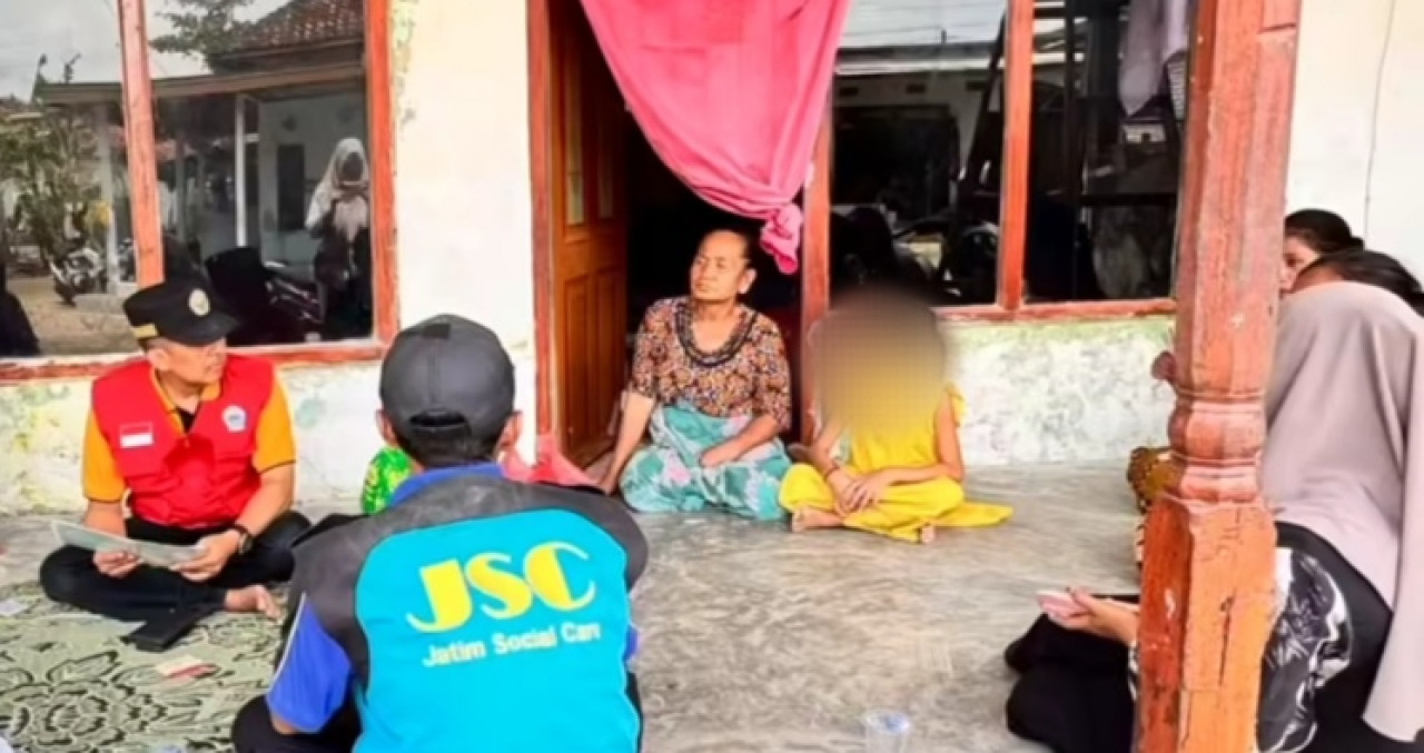 Dinsos Bangkalan sambangi bocah penderita diabetes. (Foto: Fathor Rahman/jatimnow.com)