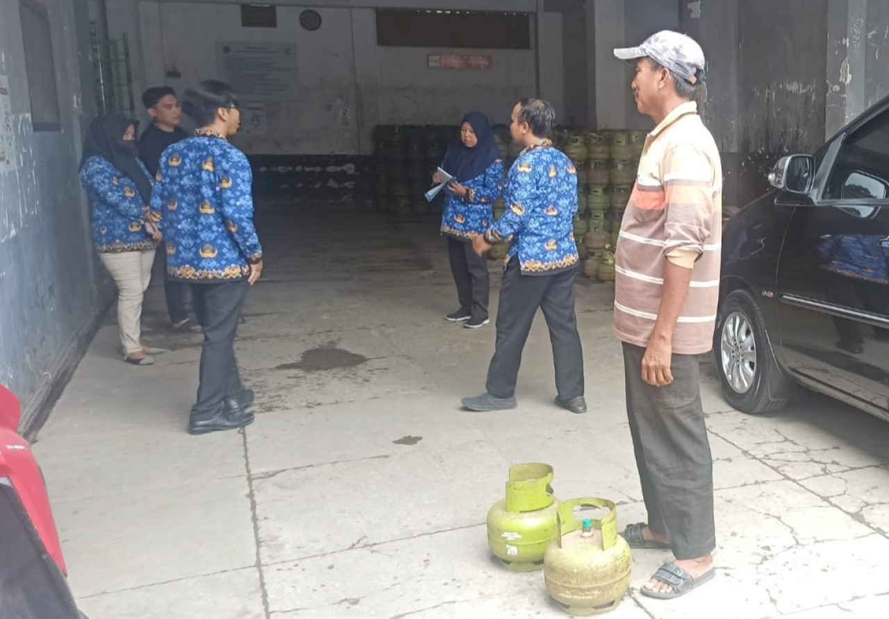 Diskop Umdag Bangkalan saat sidak ke sejumlah pangkalan dan agen. (Foto: Fathor Rahman/jatimnow.com)