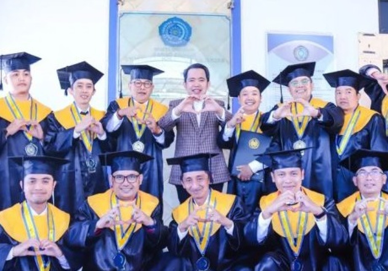 Bupati Fawait saat menghadiri acara wisuda di Universitas Muhammadiyah (Unmuh) Jember. (Foto: Kominfo Jember)