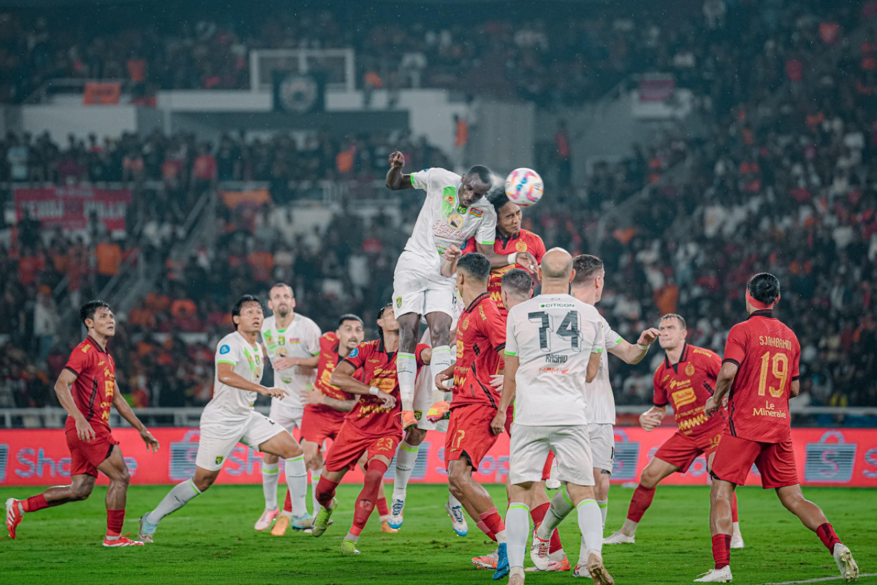 Flavio Silva menanduk bola ke gawang Persija Jakarta. (Foto: Persebaya.id)