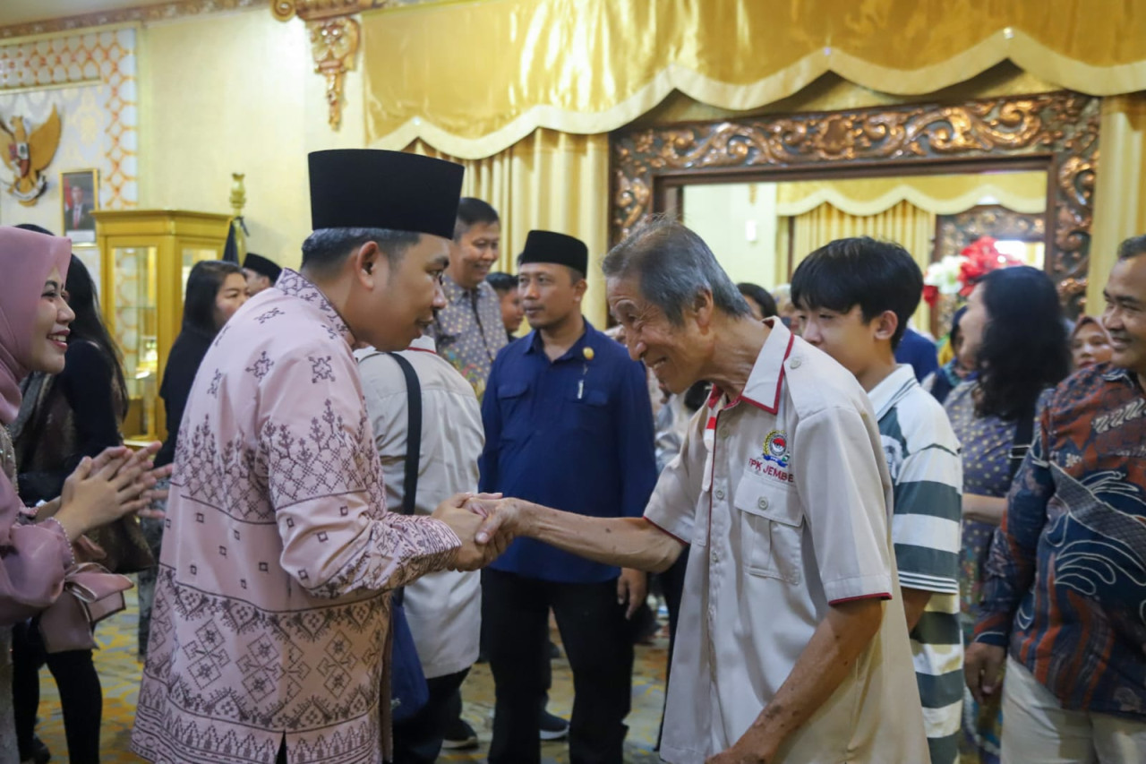 Bupati Gus Fawait bersalaman dengan masyarakat di Pendopo Wahyawibawagraha. (Foto: Diskominfo Jember)