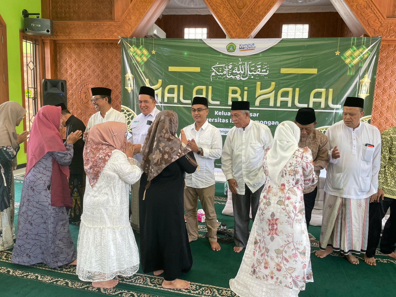 Suasana halal bihalal akademisi Unisla. (Foto : Adyad Ammy Iffansah/jatimnow.com)
