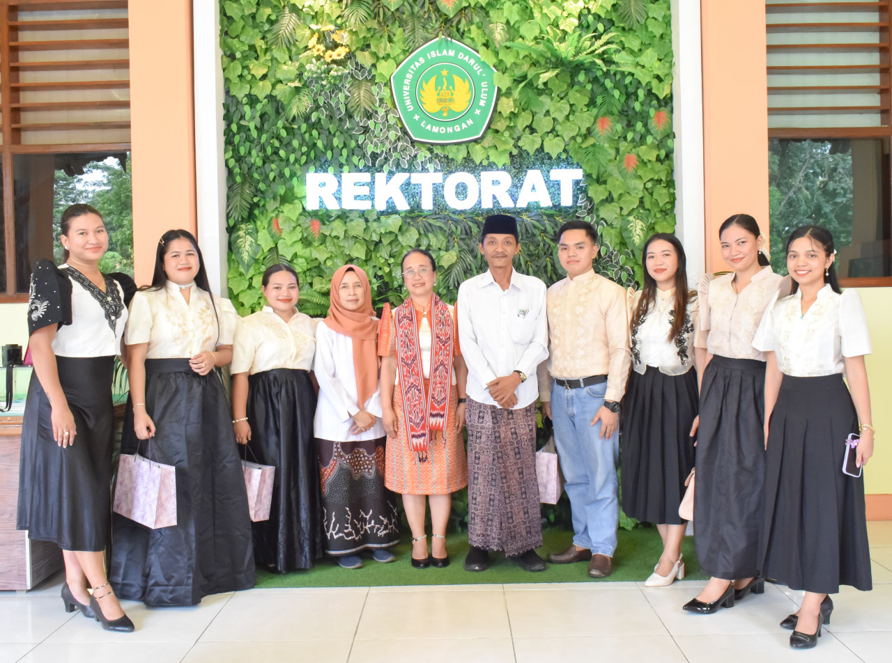 Penyambutan mahasiswa Filipina oleh Rektor Unisda Lamongan.(Foto : Adyad Ammy Iffansah/jatimnow.com)