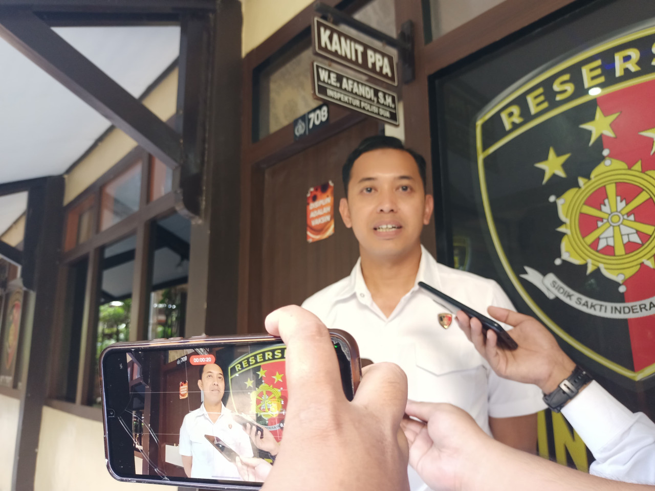 Kanit PPA, Satreskrim, Polres Lamongan, Ipda Wahyudi Eko Afandi saat dimintai keterangan. (Foto : Adyad Ammy Iffansah/jatimnow.com)