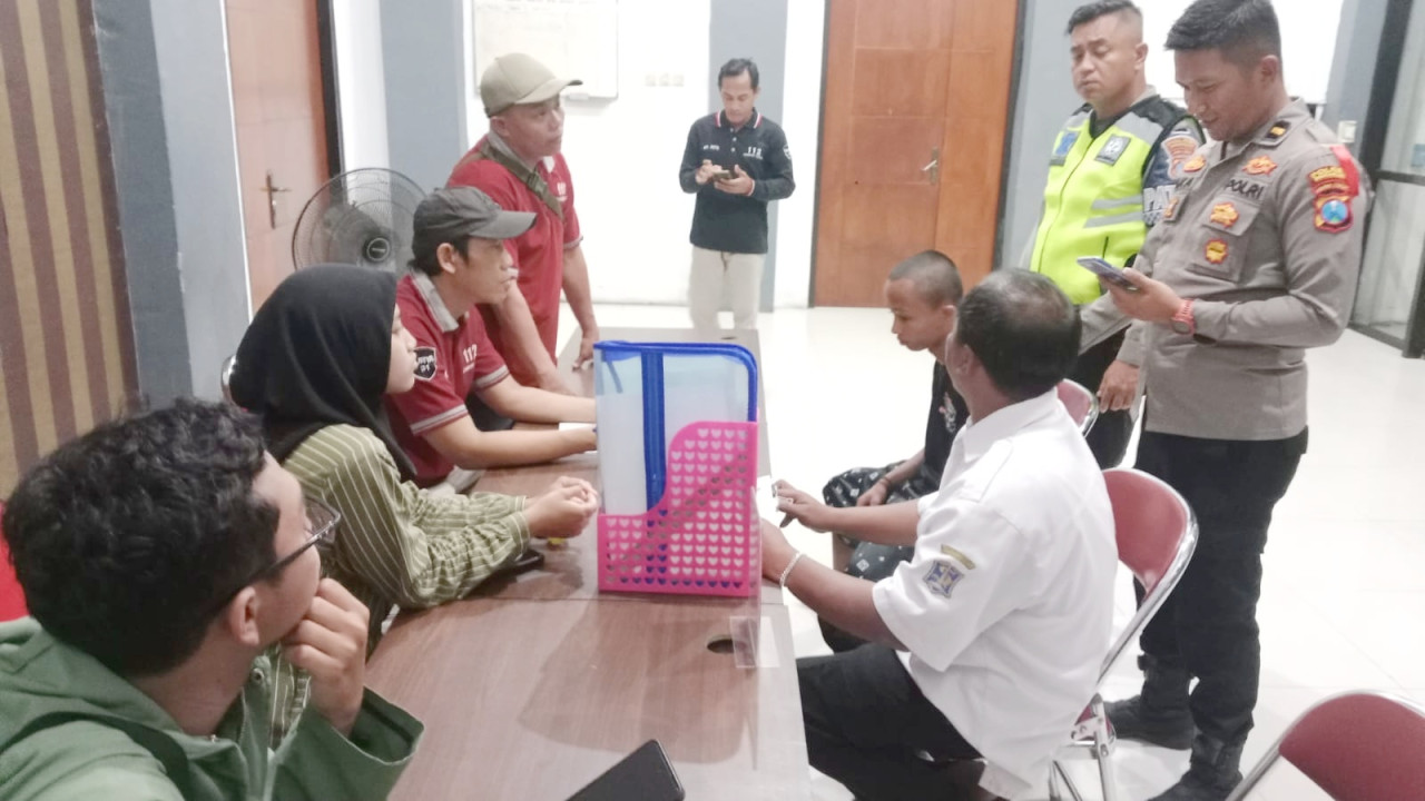 Penyandang disabilitas  Dinsos Surabaya saat dievakuasi Polres Bangkalan. (Foto: Fathor Rahman/jatimnow.com)