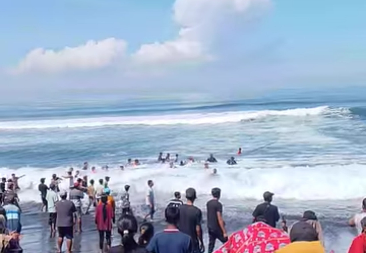Korban saat terseret arus Pantai Paseban. (Foto: Tangkapan layar video)