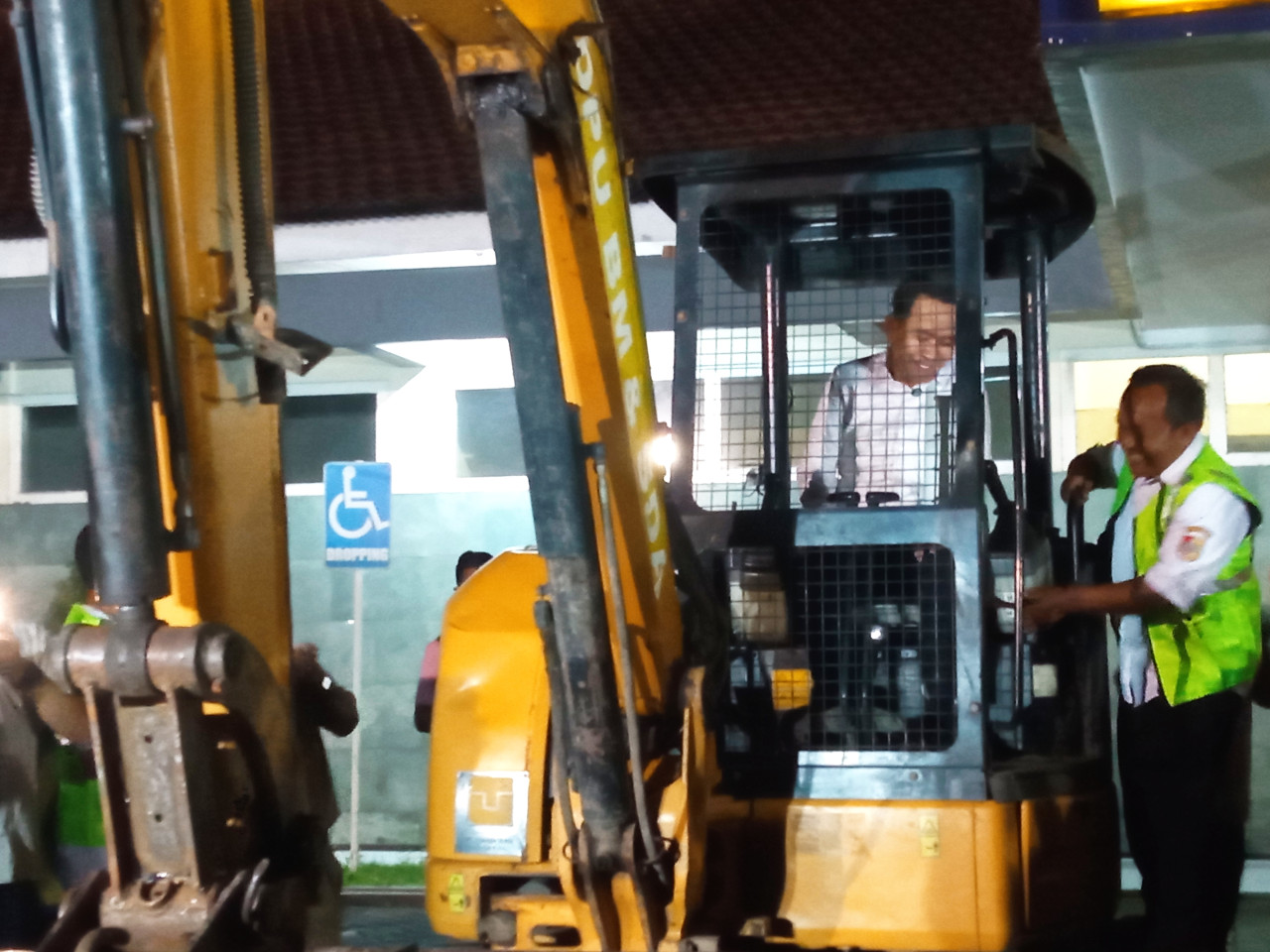 Bupati Jember Gus Fawait bersama TRC perbaikan jalan. (Foto: Sugianto/jatimnow.com)