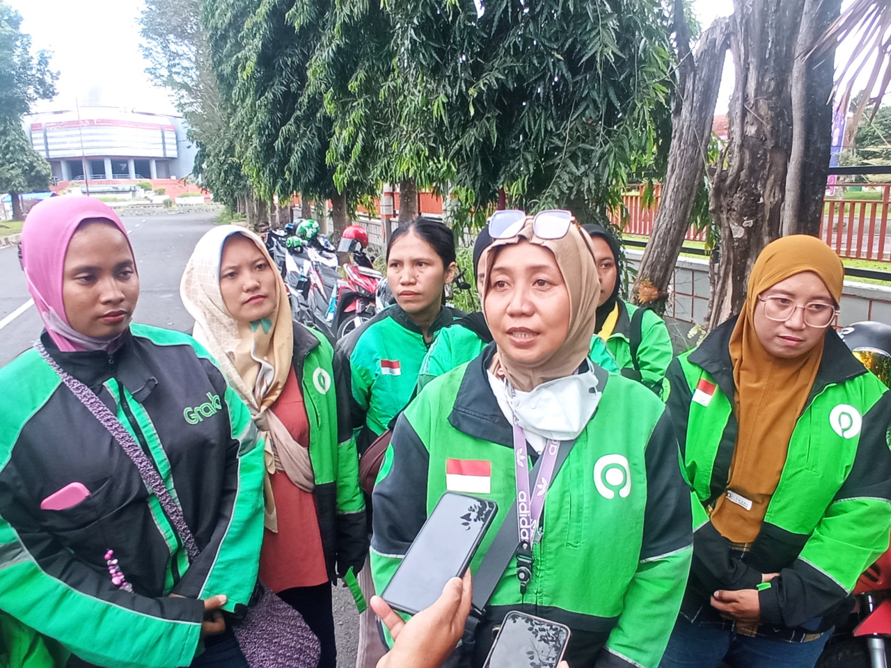 Para perempuan driver ojek online Jember saat berkumpul. (Foto: Sugianto/jatimnow.com)