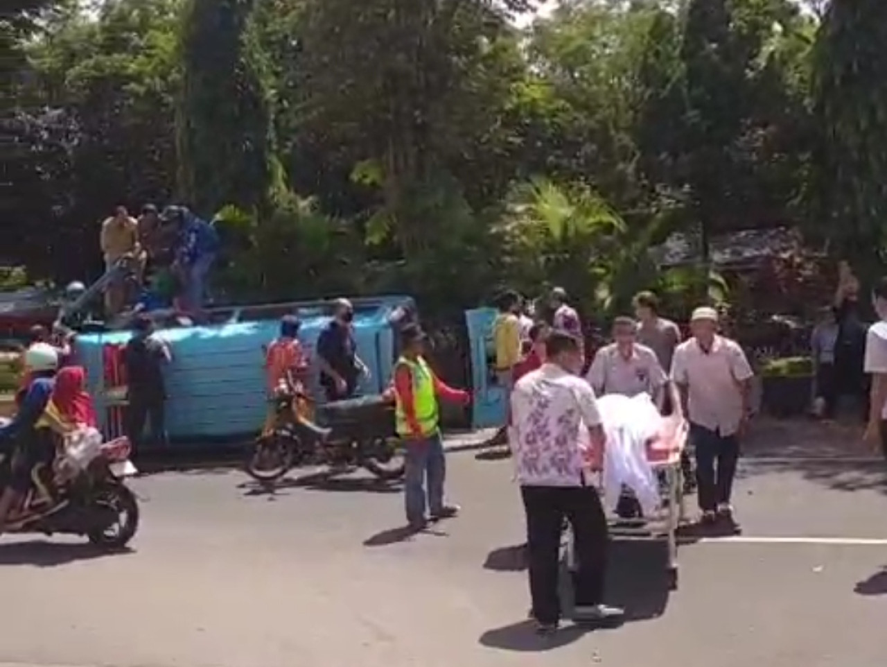 Kondisi ambulans bawa mayat yang terguling. (Foto: Sugianto/jatimnow.com)