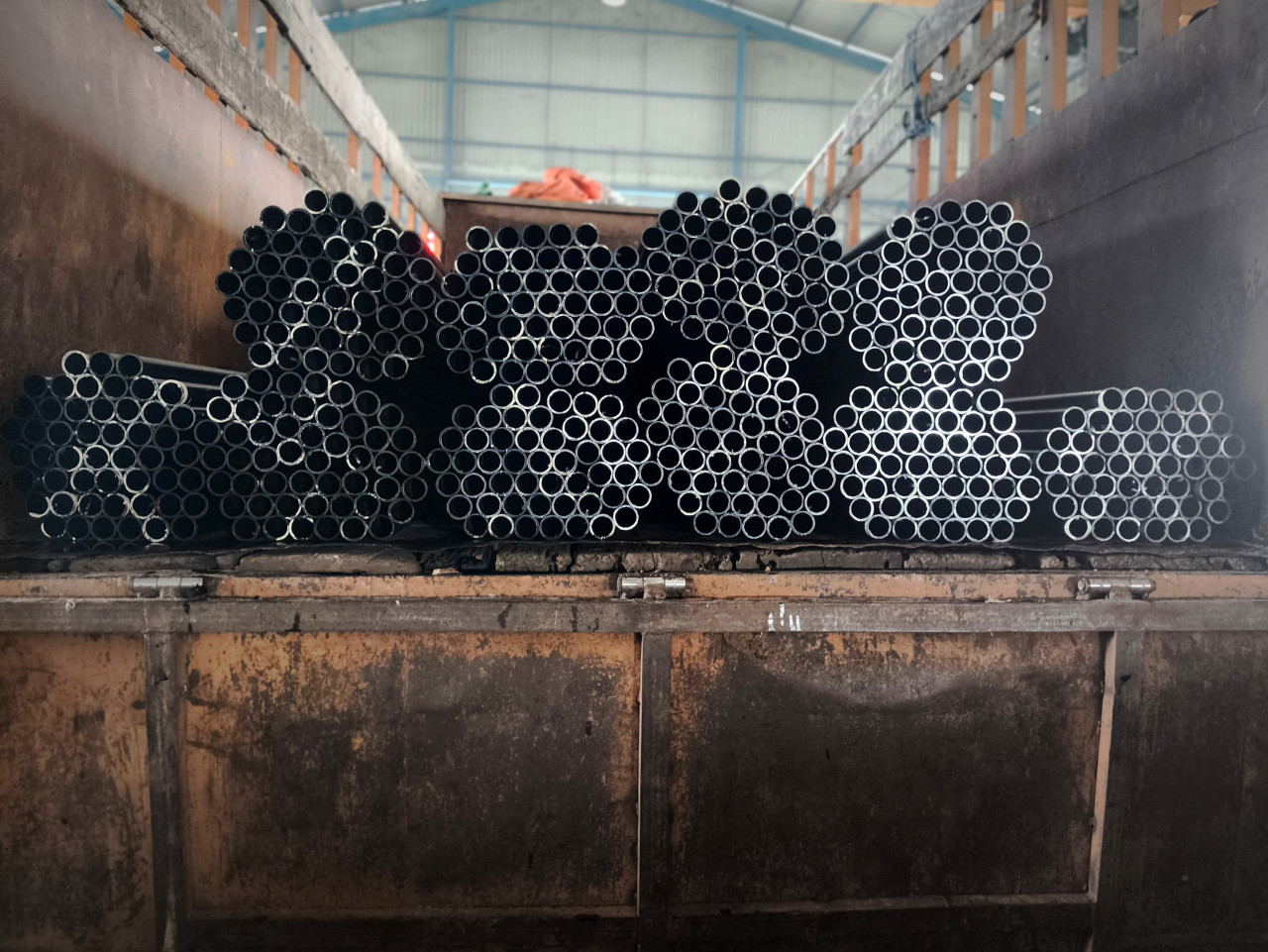 Pipa besi hasil penggelapan berhasil di amankan (foto: Polres Gresik for jatimnow.com)