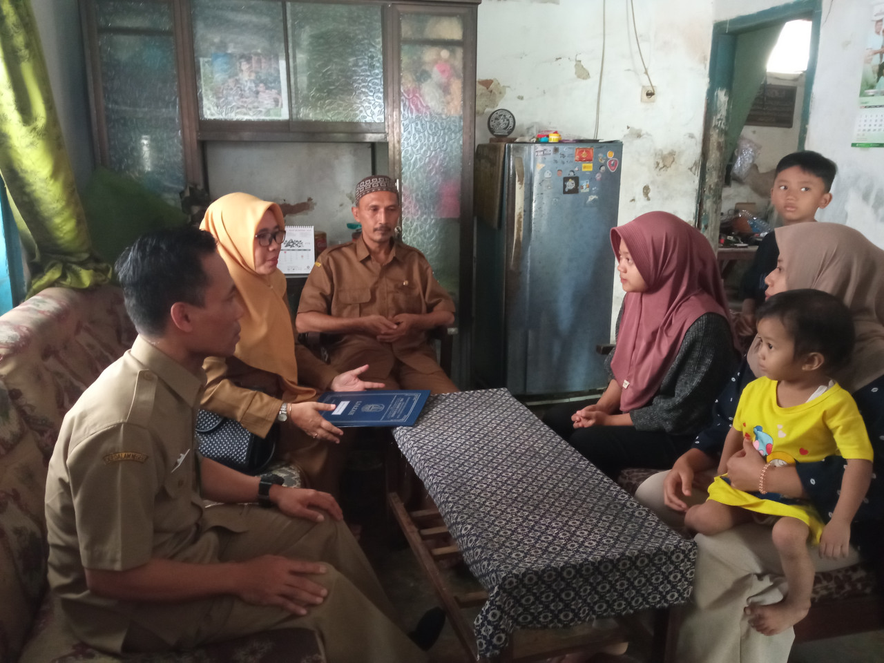Kasi Cabdin Jember bersama kepala Sekolah SMA dan SMK mengantar ijazah ke rumah Alumni (Foto: Sugianto/jatimnow.com)