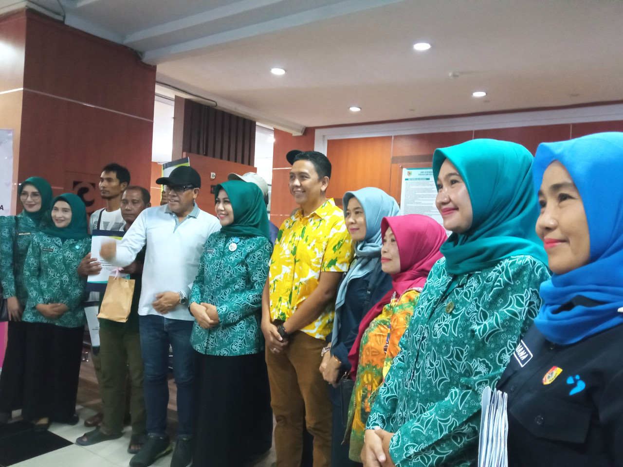 Ketua TP-PKK didampingi Plt Kepala DP3AKB Jember tinjau KB MOP (Foto: Sugianto/jatimnow.com)