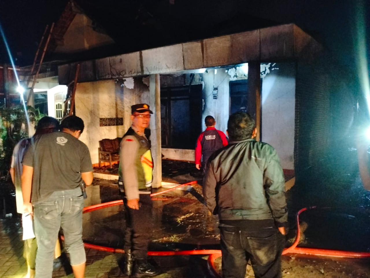 Petugas saat melakukan olah TKP di lokasi kejadian. (Foto: Humas Polres Tulungagung/jatimnow.com)