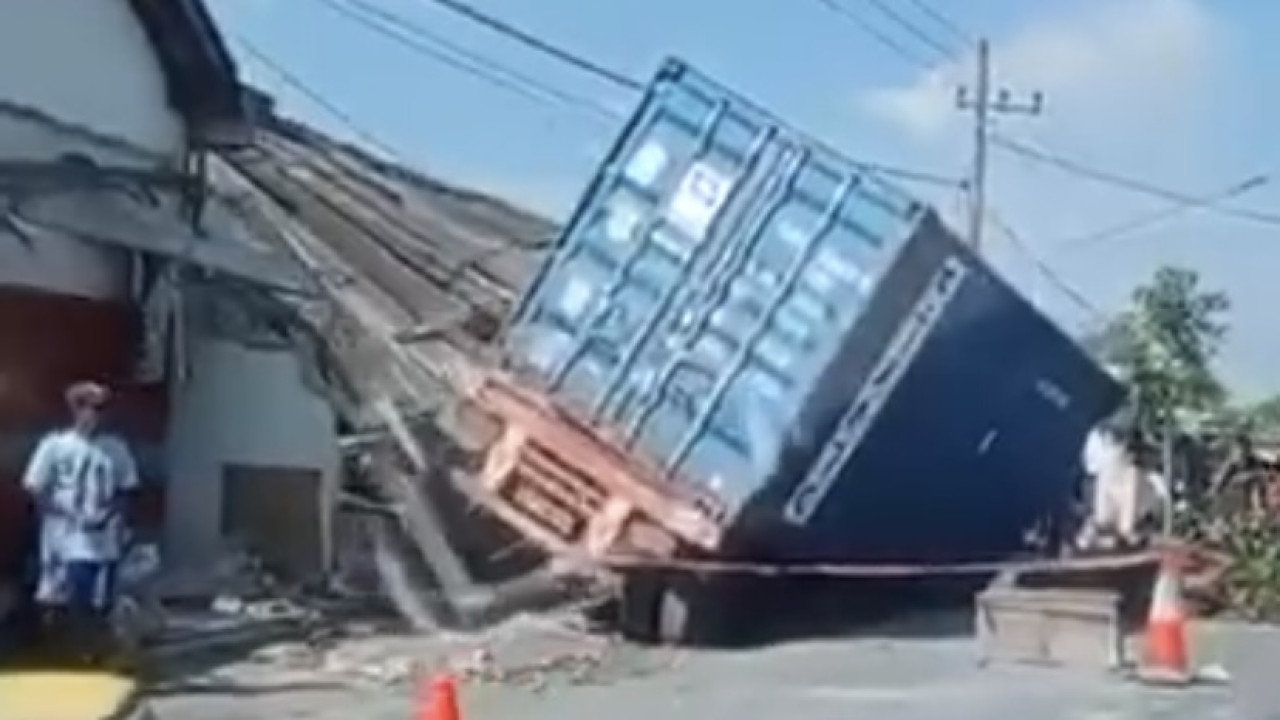 Truk kontainer tabrak rumah di Pagu Kediri. (Tangkapan layar video warga)