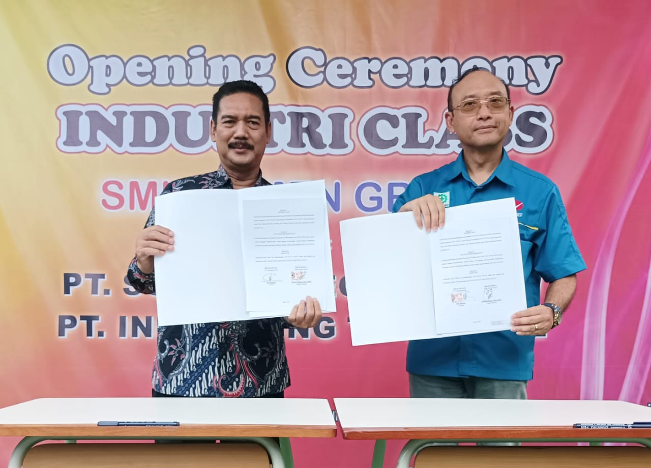 Kepala SMK Semen Gresik, Choirul Ichsan (kiri) dan Direktur Human Capital PT Indospring, Bob Budiono (kanan) seusai penandatanganan kerja sama program kelas industri. (Foto: Sahlul Fahmi/jatimnow.com)