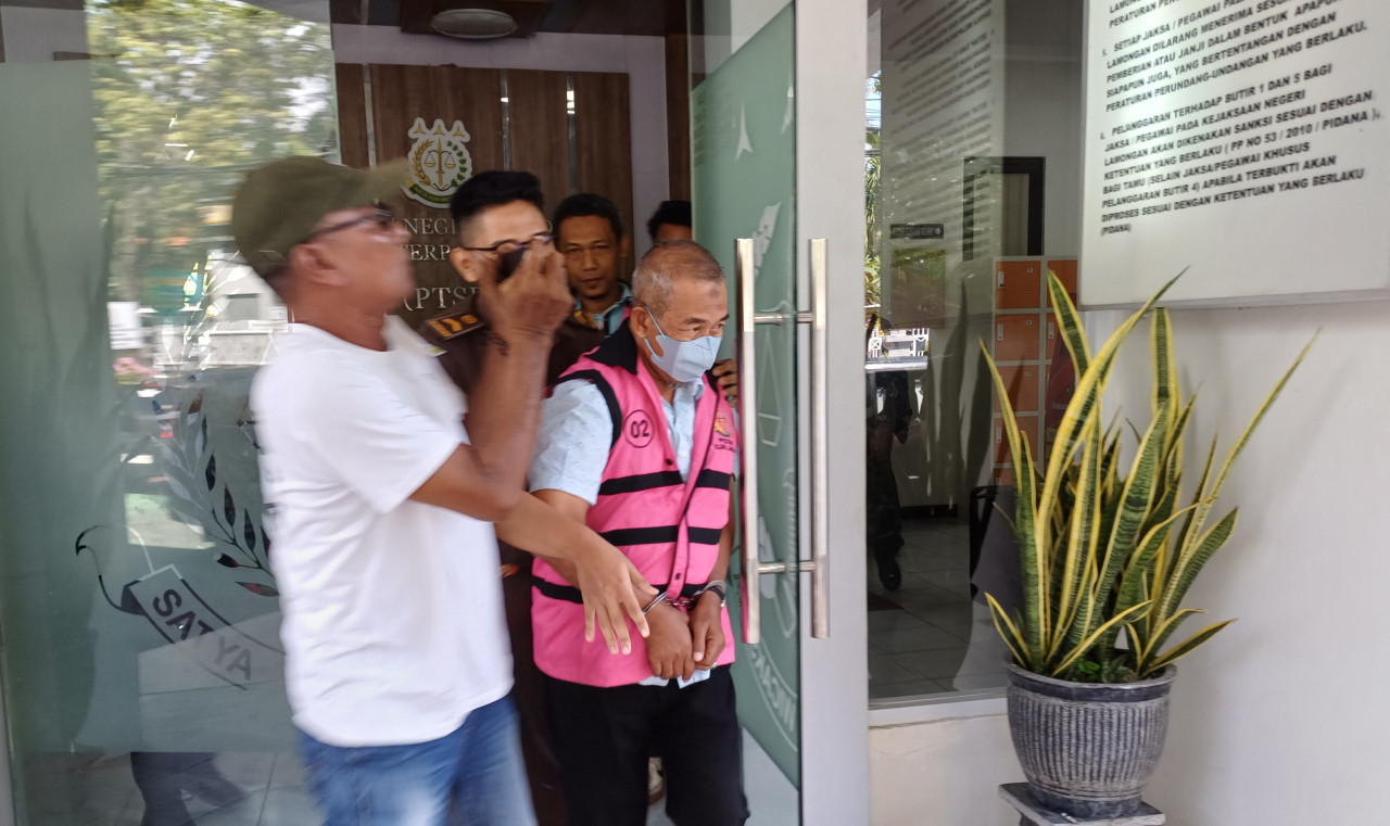 Mantan Kepala Disnakeswan Lamongan, MW saat dieksekusi Kejari Lamonan. (Foto : Adyad Ammy Iffansah/jatimnow.com)