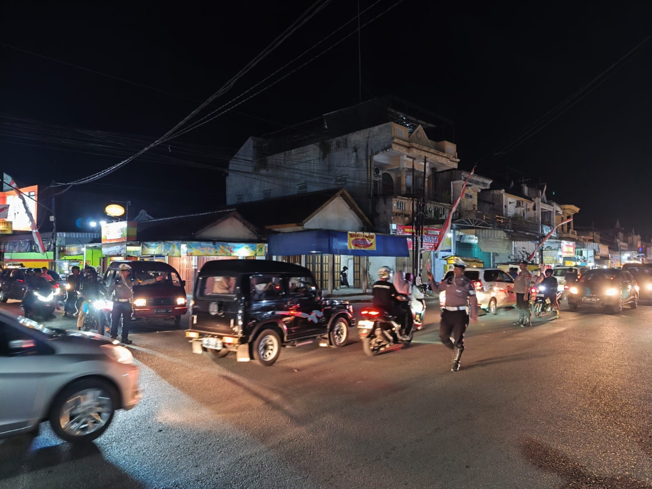 Polisi saat mengatur kepadatan kendaraan saat arus mudik dan balik. (Foto: Dok Polres Tulungagung for jatimnow.com)