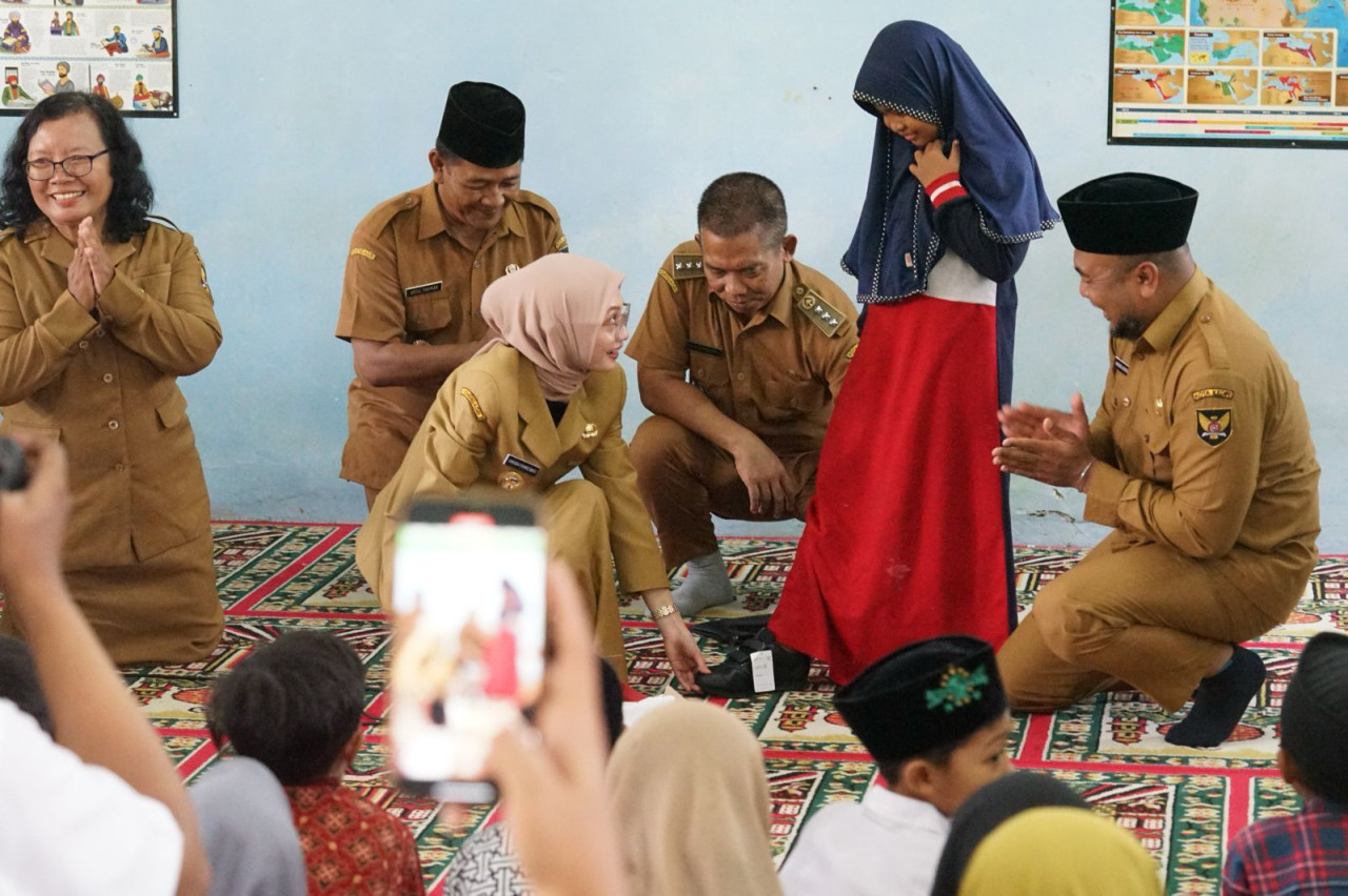 Wali Kota Kediri Vinanda Prameswati saat mengunjungi anak anak di SD Setono Pande. (Foto: Pemkot Kediri/jatimnow.com)