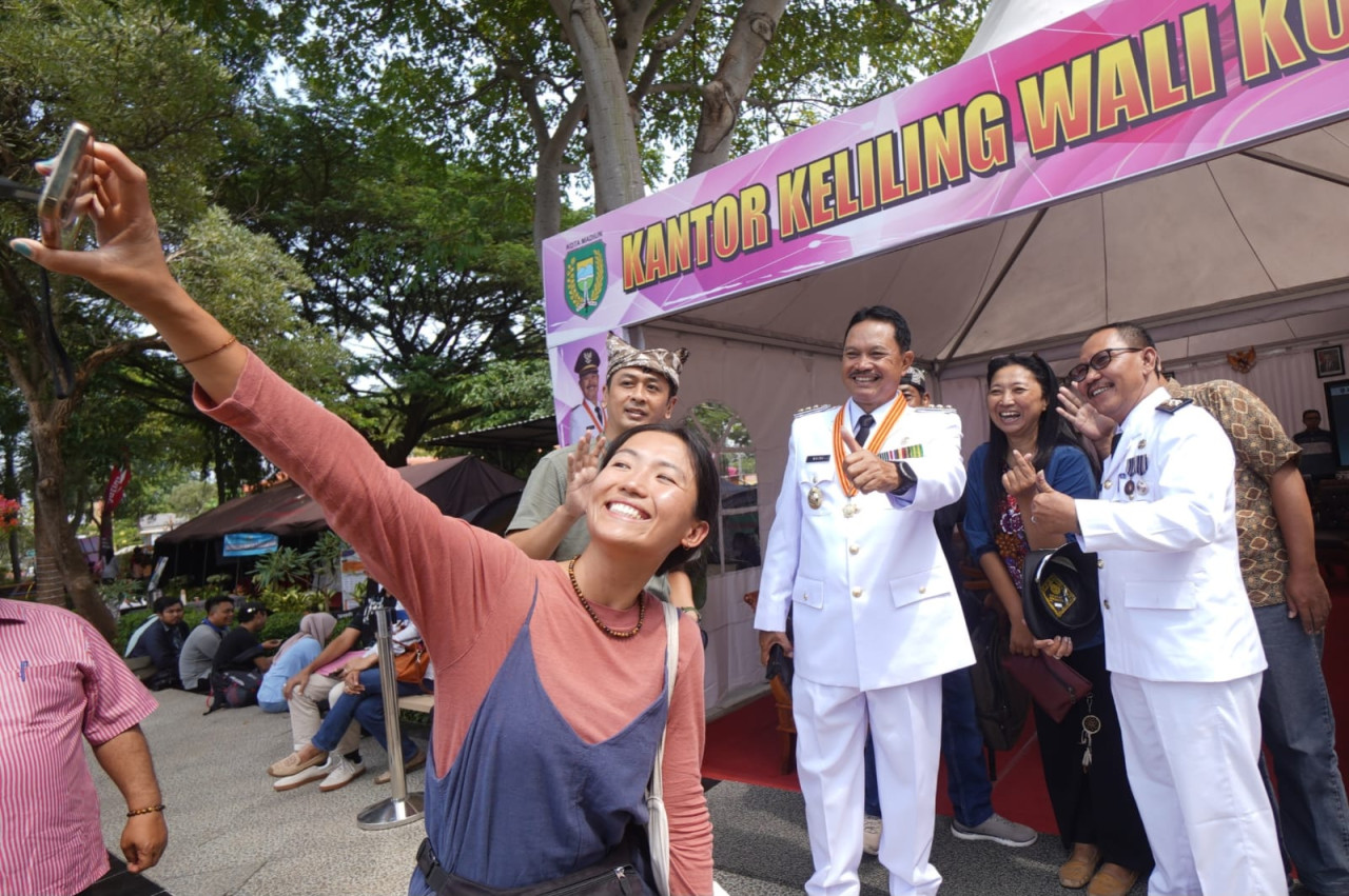 Liang Hua Wang, seorang relawan asal Cina tiba di Madiun. (Foto:  Kominfo Kota Madiun)