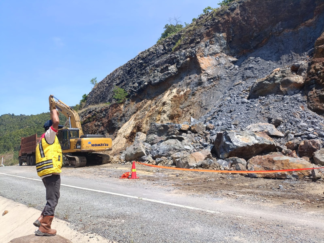 Petugas membersihkan material longsor dari JLS. (Foto: Bramanta Pamungkas/jatimnow.com)