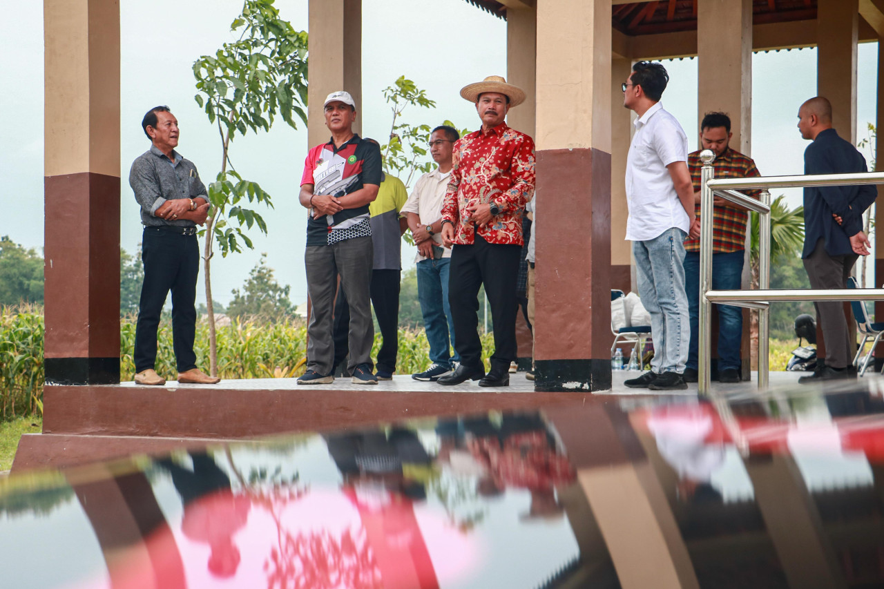 Wali Kota Madiun, Dr. Maidi, pantau langsung terhadap rencana pembangunan kandang kambing di kawasan Lapak Banjarejo. (Foto: Kominfo Kota Madiun)