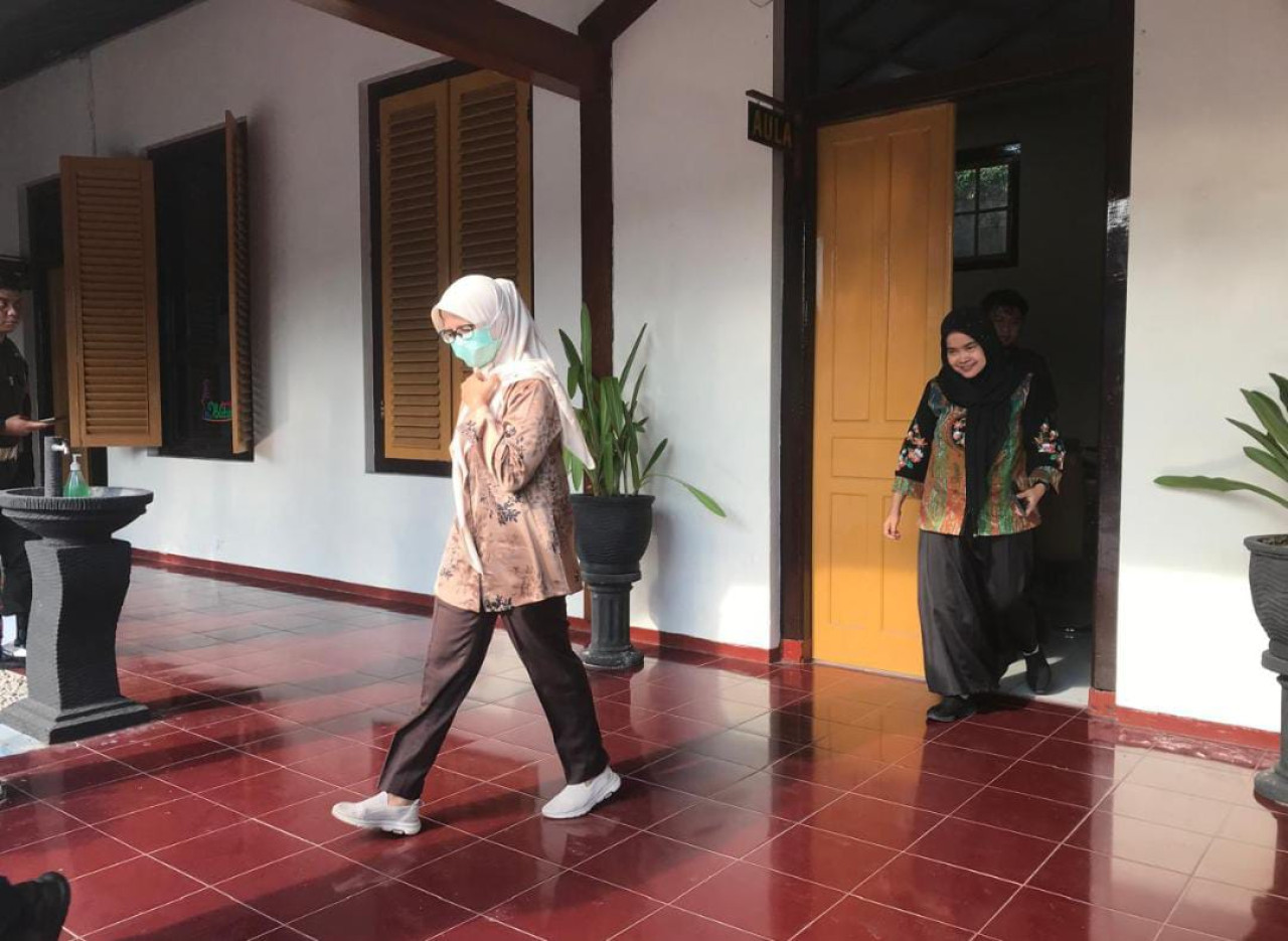 Mantan Bupati Blitar, Rini Syarifah, atau Mak Rini usai diperiksa Kejaksaan Negeri Blitar. (Foto: Bramanta Pamungkas/jatimnow.com)