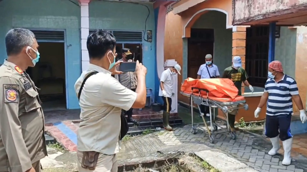Proses evakuasi jenazah nenek sebatang kara ditemukan membusuk. (Foto : Adyad Ammy Iffansah/jatimnow.com)
