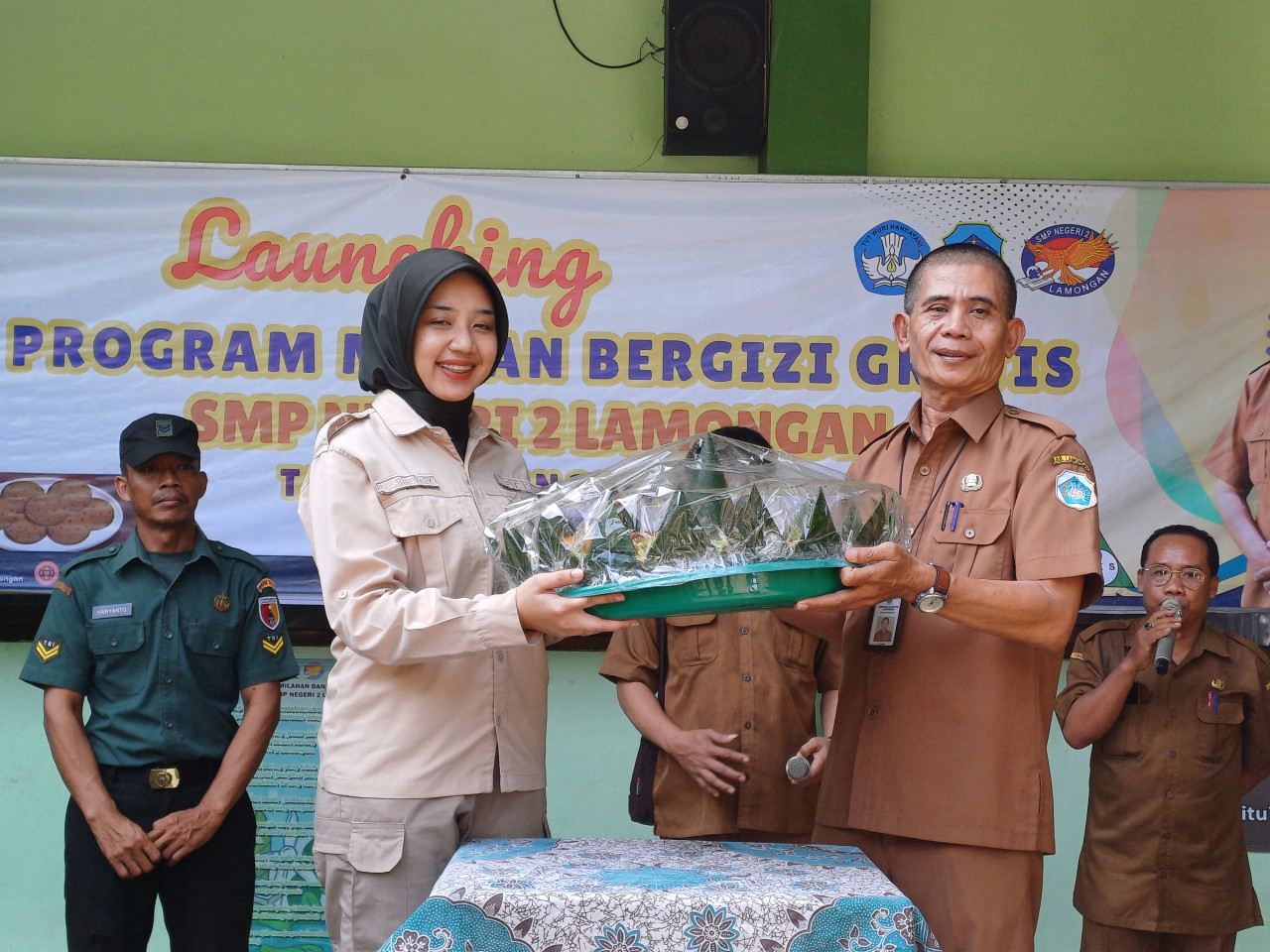 Tumpengan peluncuran MBG di SMP 2 Lamongan. (Foto : Adyad Ammy Iffansah/jatimnow.com)