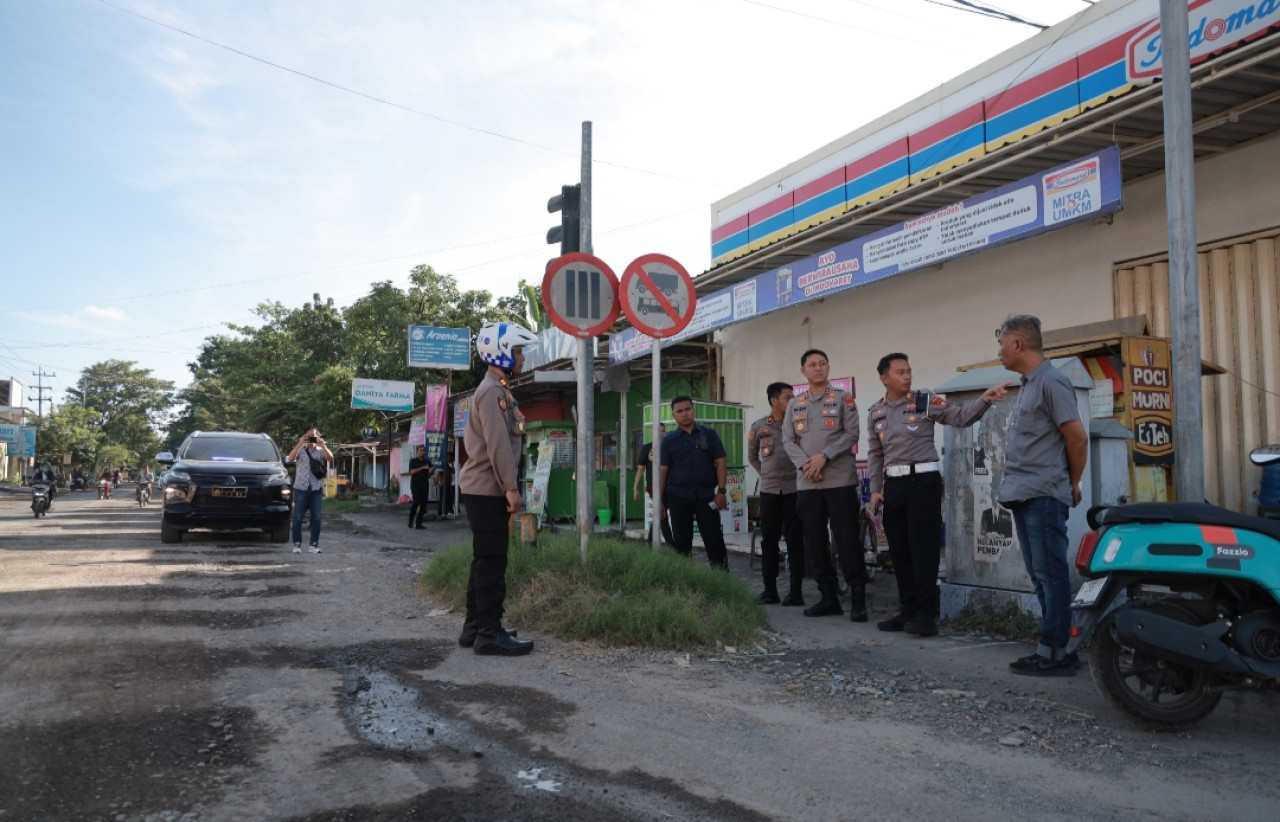 Kapolres Jember AKBP Bobby A Condropuro saat mitigasi jalan Provinsi (Foto: Humas Polres Jember/jatimnow.com)