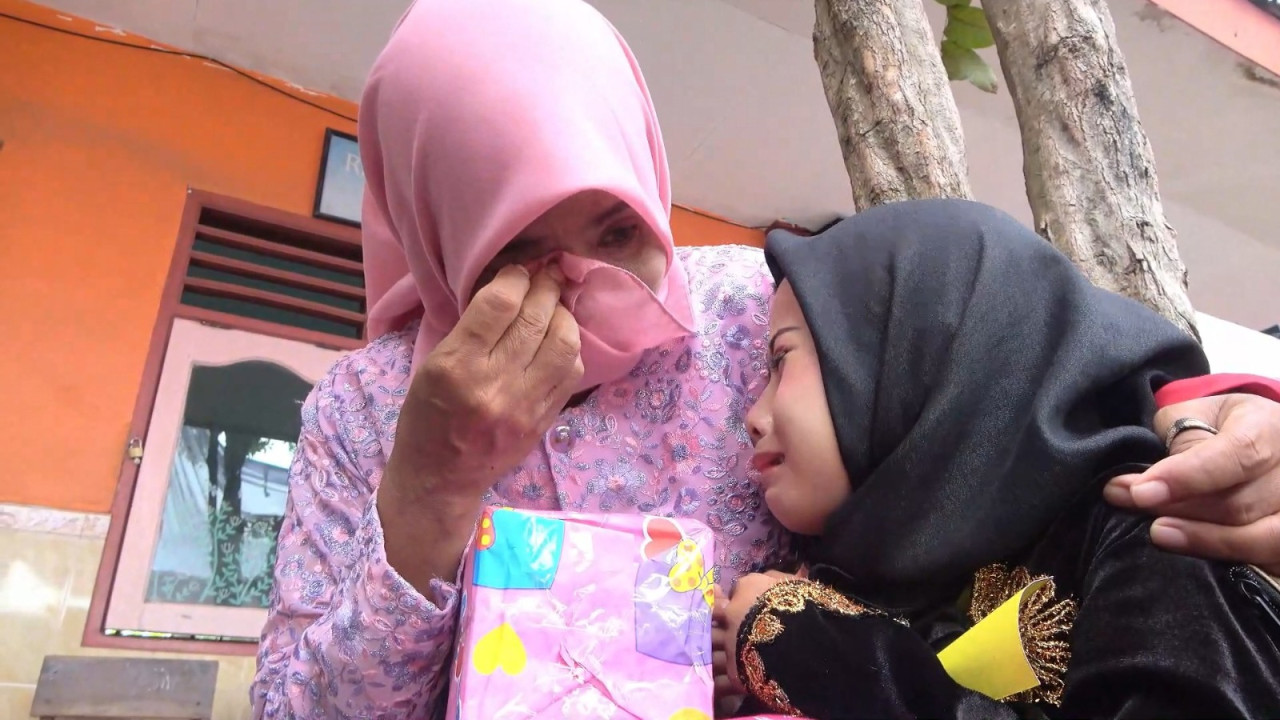 Momen haru saat orang tua wali diberi kado oleh putra-putrinya. (Foto : Adyad Ammy Iffansah/jatimnow.com)