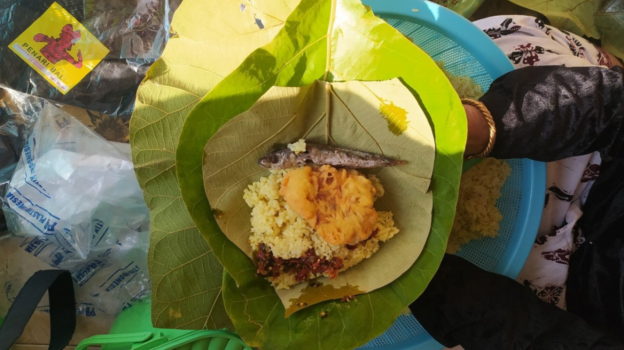 Penyajian nasi muduk Sendangagung, Lamongan. (Foto : Adyad Ammy Iffansah/jatimnow.com)