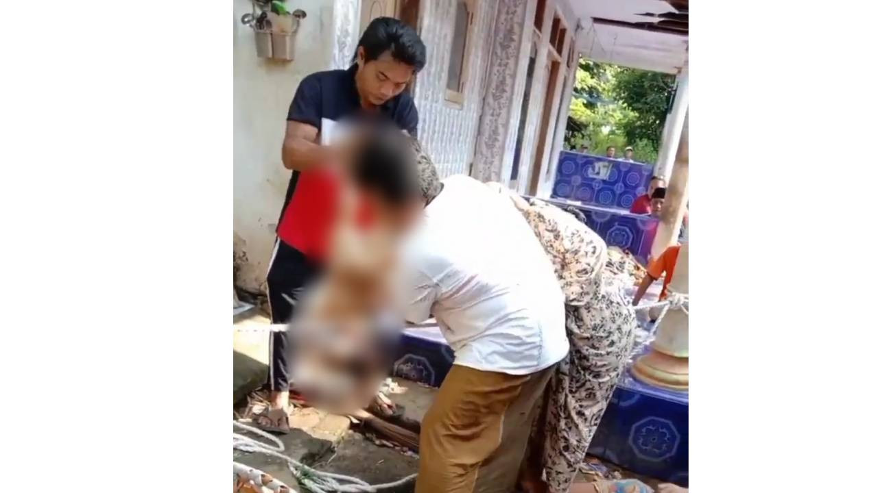 Evakuasi balita yang tercebur sumur di Bangkalan. (Foto: Fathor Rahman/jatimnow.com)