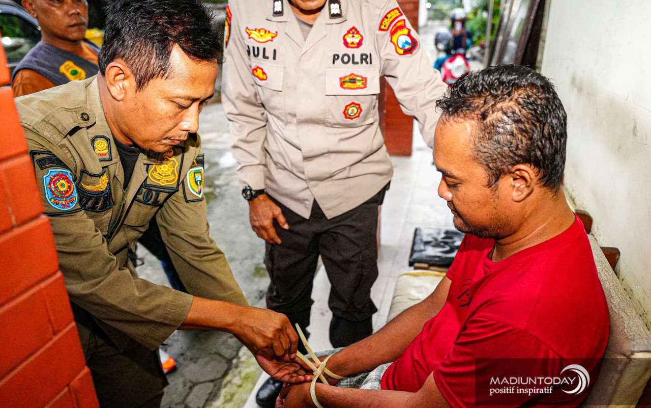 ODGJ Ngamuk Lukai Nenek di Banjarejo Kota Madiun, Dievakuasi ke RSJ Lawang