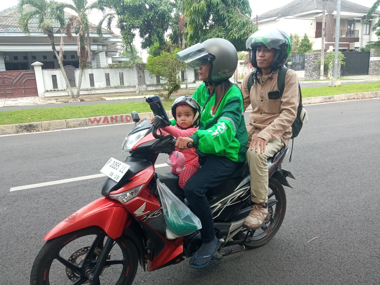 Wanita single parent setiap hari bawa kerja sebagai driver ojol (Sugianto)