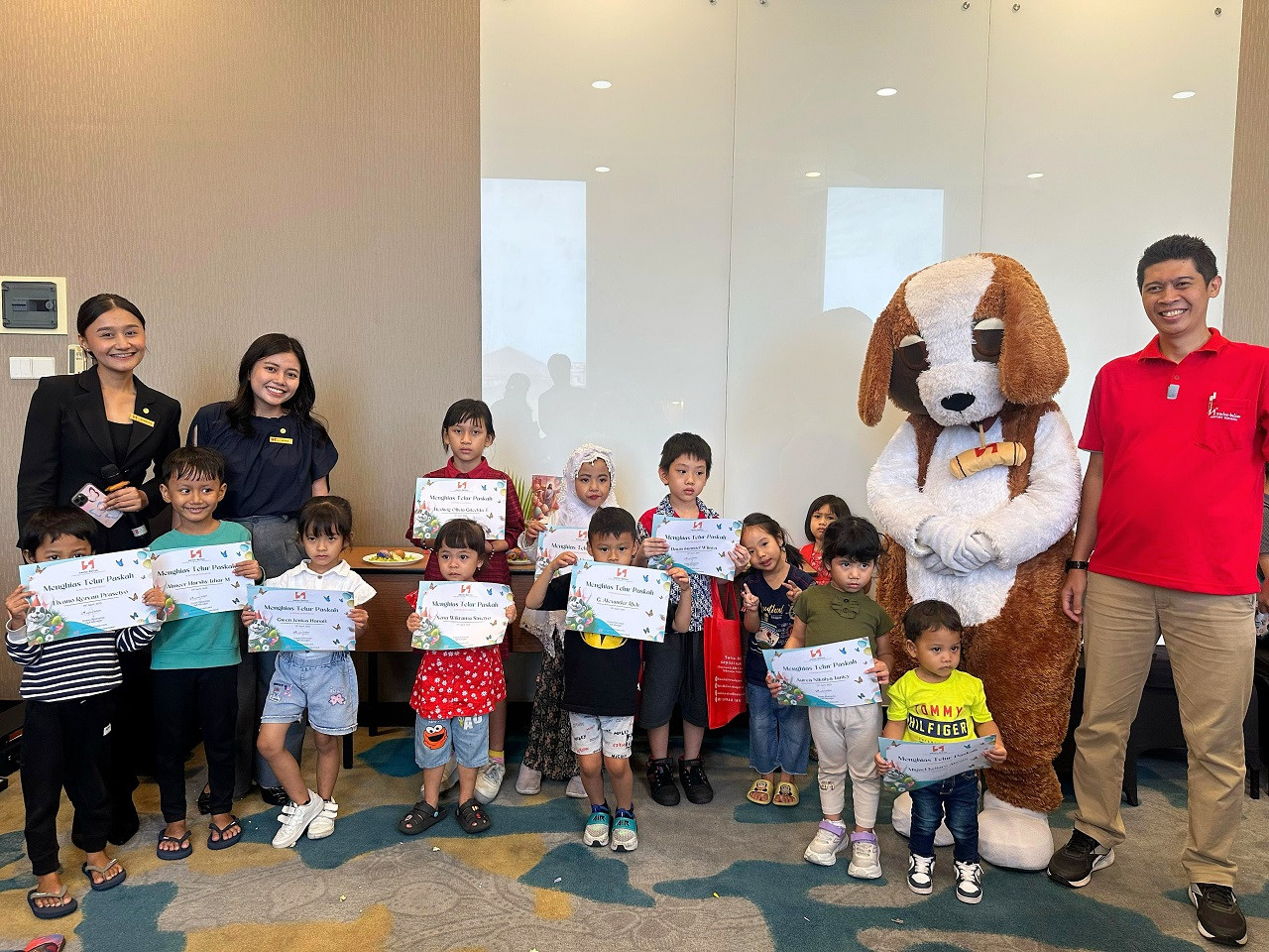Suasana lomba menghias telur Paskah di Hotel Swiss-Belinn Juanda Sidoarjo. (Foto: Ahaddiini HM/jatimnow.com).