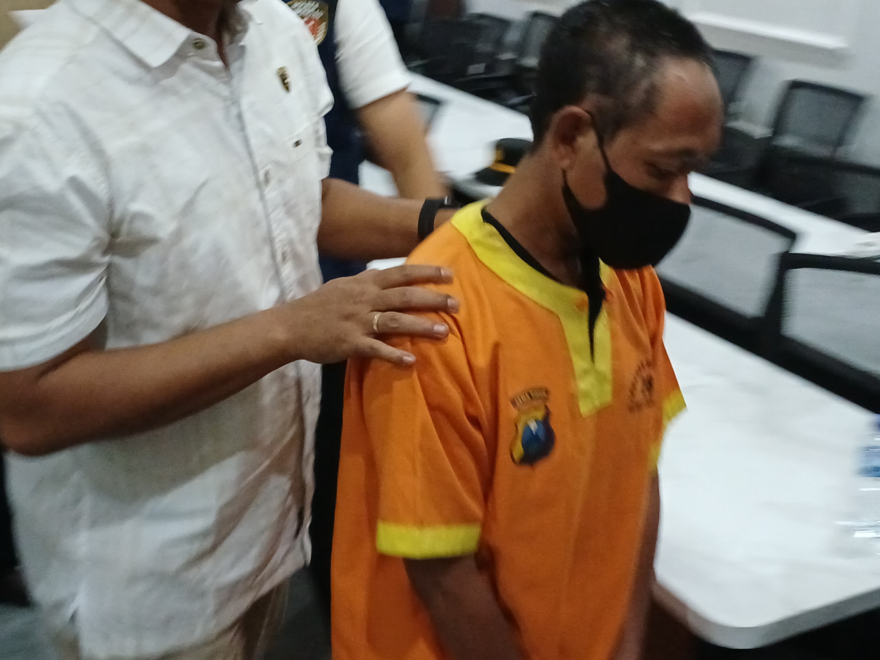 Pelaku pencabulan terhadap anak kandung di Lamongan. (Foto : Adyad Ammy Iffansah/jatimnow.com)