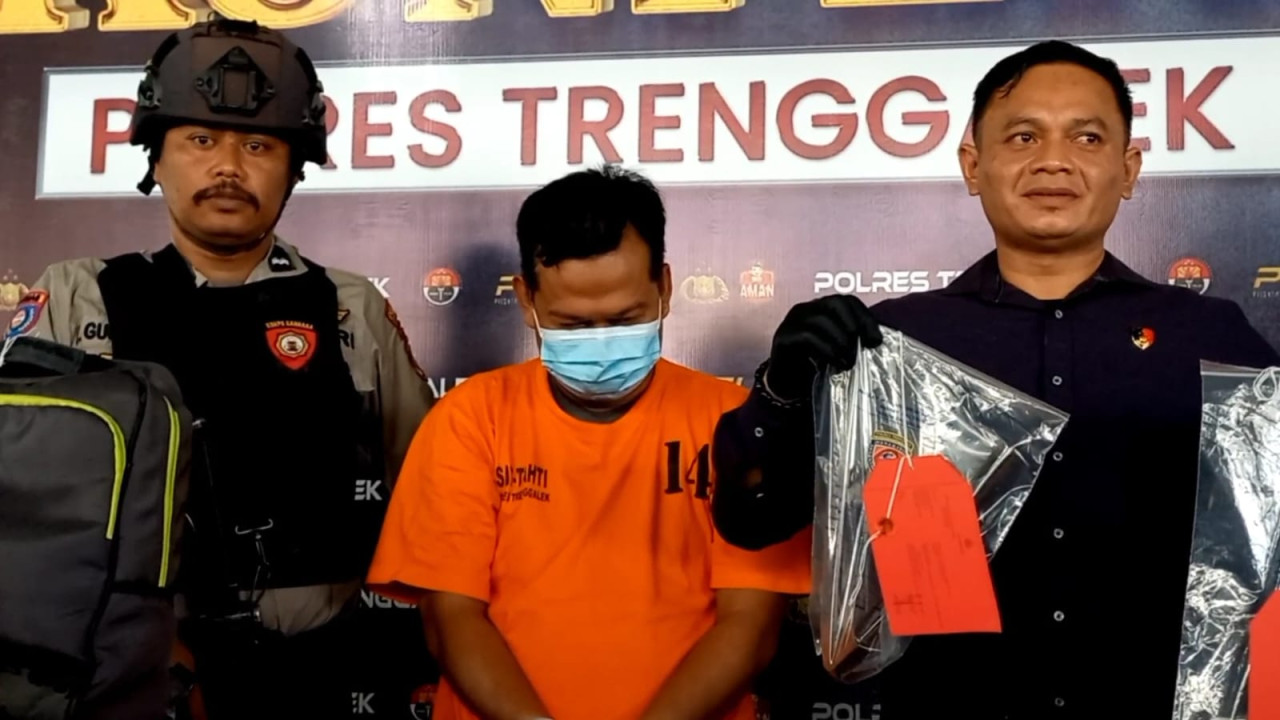 Tersangka saat dikeler polisi. (Foto: Bramanta Pamungkas/jatimnow.com)